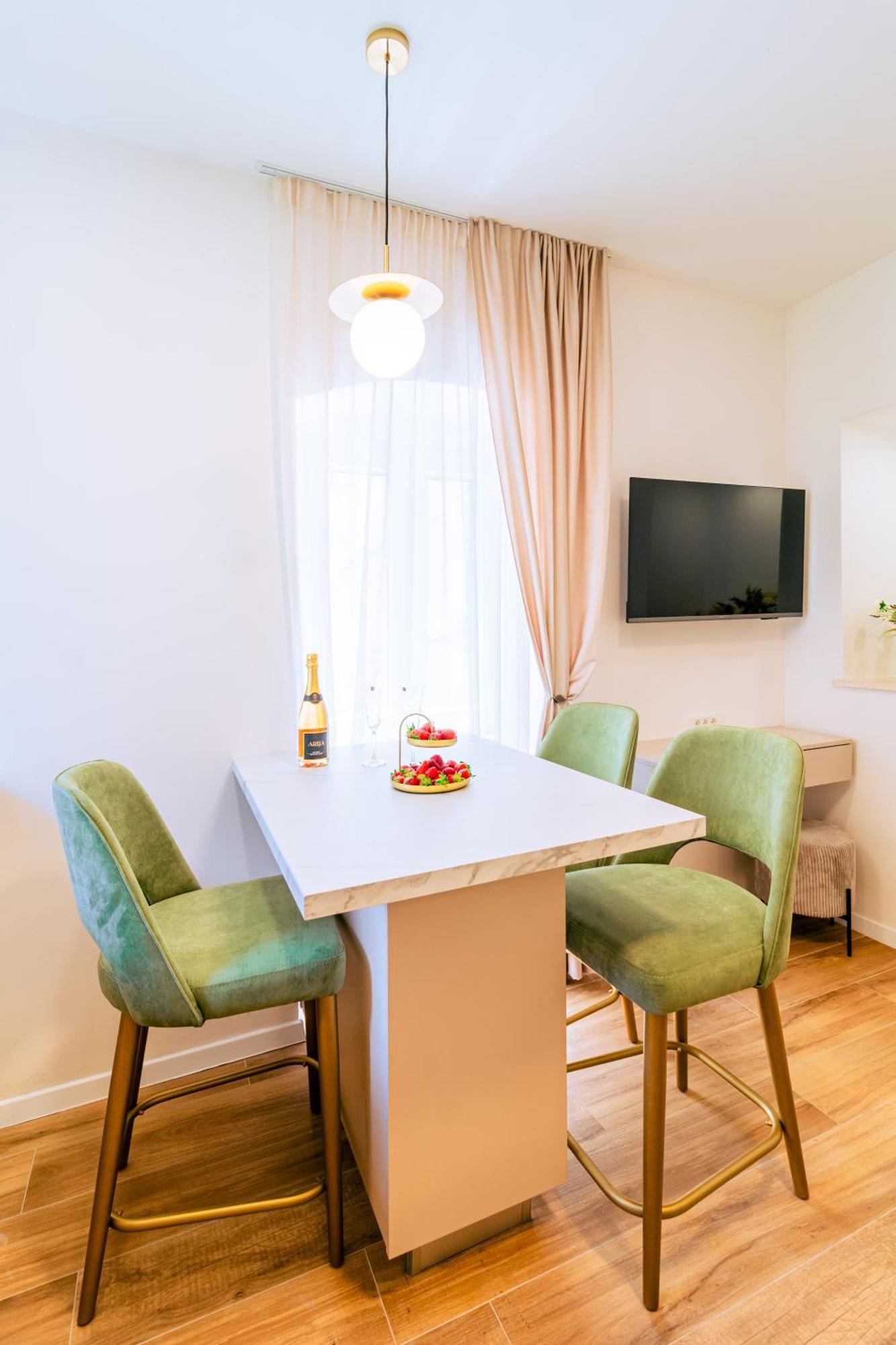 Luxury 2 Bedroom-2 Bathroom Apartment & Studio App With Rooftop Terrace Split Bilik gambar