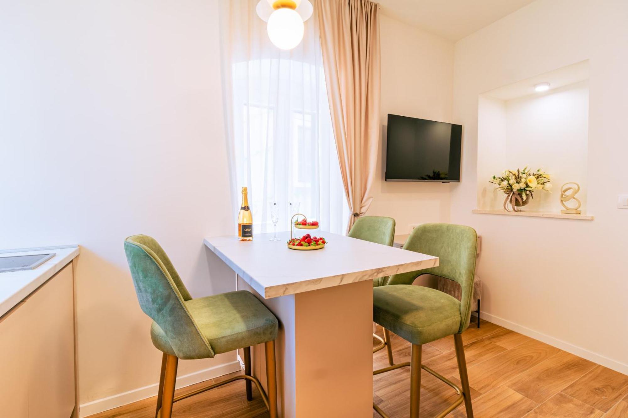 Luxury 2 Bedroom-2 Bathroom Apartment & Studio App With Rooftop Terrace Split Bilik gambar